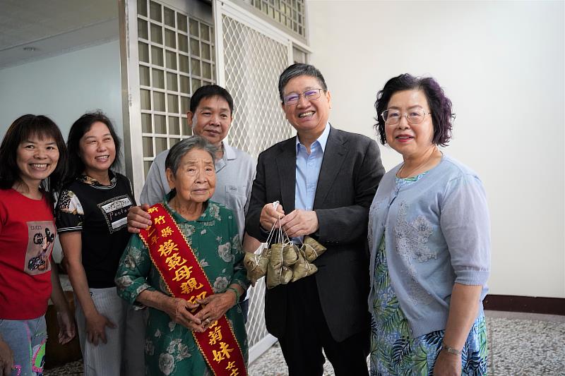 邱潘菊妹女士（左三）善於客家米食，還特別包粽子送給到訪的新竹縣長楊文科（右二）。