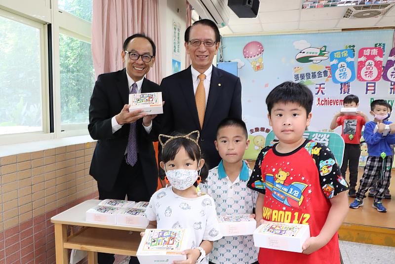 長榮空廚董事長柯金成（第二排右一）與尚仁國小學童合影。