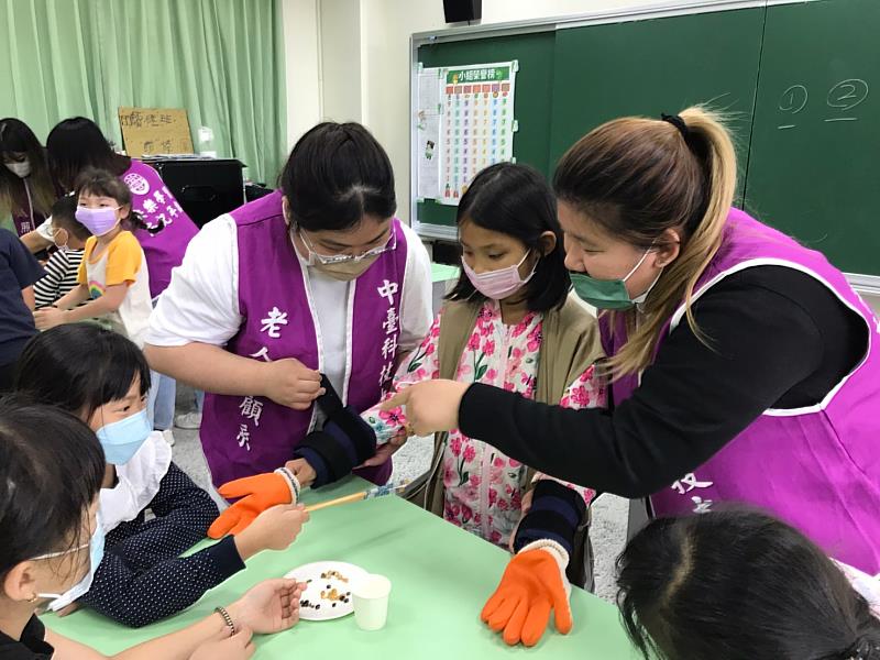中臺科大老照系同學帶領崑山國小學童體驗老人生活感覺
