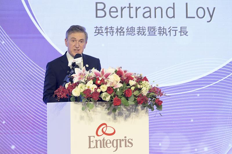 英特格總裁暨執行長 Bertrand Loy指出高雄新廠具備最先進的製造技術，將提供應用於半導體先進製程的產品組合，朝2030年永續發展目標邁進。