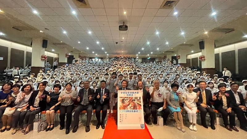 台南市市長黃偉哲受邀參加中華醫大護理系加冠典禮，為全體加冠生祝福並開心大合照