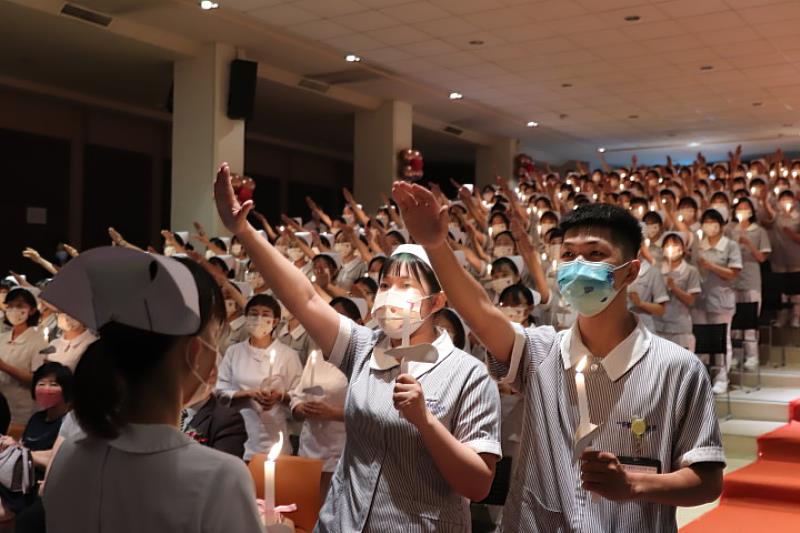 全體加冠生在宣誓代表引領下進行宣誓，過程莊嚴隆重