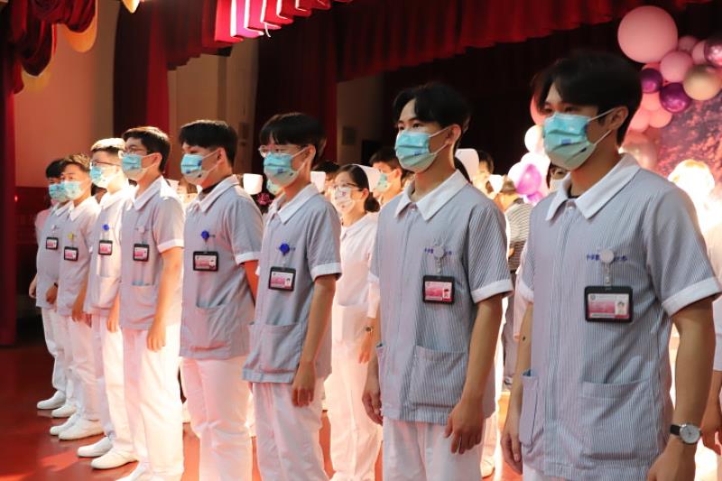 中華醫大護理系加冠典禮，男護生接受別名牌