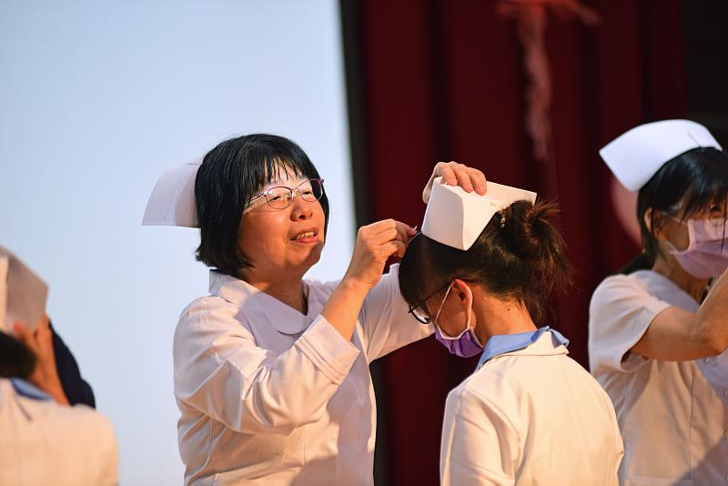 中臺護理系同學接受加冠儀式