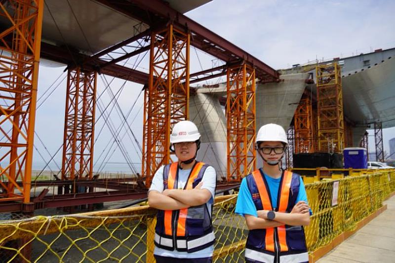 中華大學土木工程學系大四生鍾婕云（右）和游雅婷（左），去年到工信工程實習，協助淡江大橋碳盤查，獲得工信工程高度肯定，將留任轉正職。