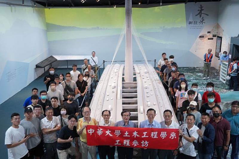 中華大學土木系養成訓練很要求學生的工作態度，且教學多是走工地現場，也要求學生畢業前都要取得相關專業證照。
