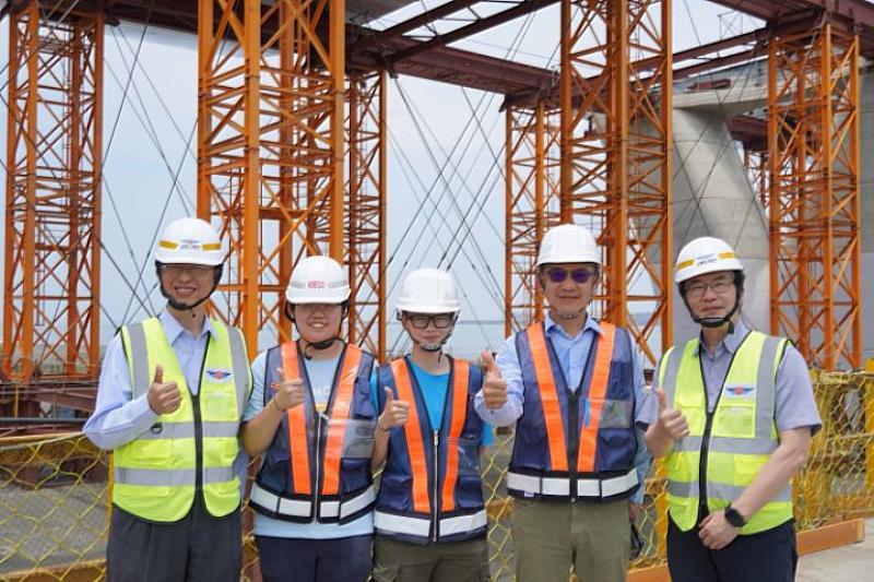鍾婕云（中）和游雅婷（左2）實習的好表現，獲得工信工程副總經理劉永慶（右2）高度肯定。