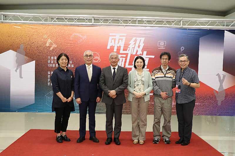 左起世新大學新聞傳播學院院長阮明淑、副校長楊盛昱、校長陳清河、新聞系主任陳澤美、新聞系教授章光國、新聞系畢展指導教授趙善意共同支持新聞系畢展。（世新大學提供）