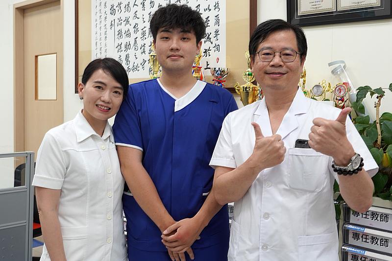 劉嘉惠(左)參加兒子施博懷(中)的加冠典禮，與大葉大學護理系楊政議主任(右)合影