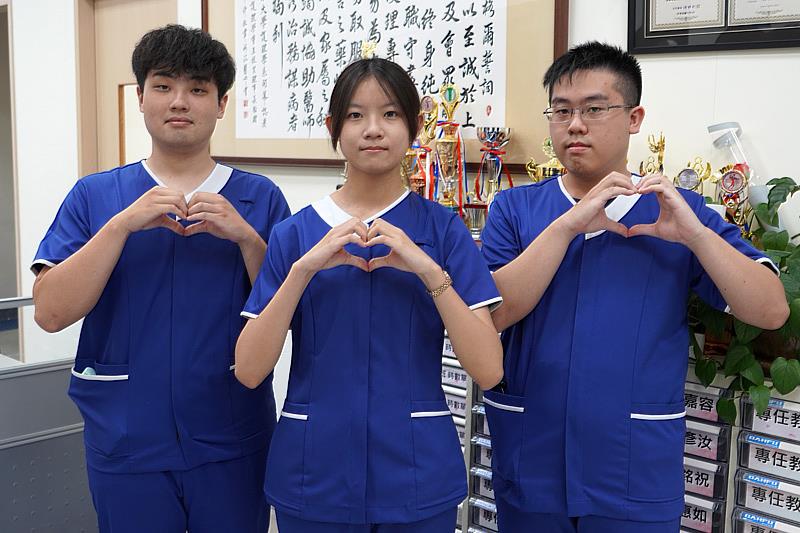 大葉大學護理系學生開心參加加冠典禮