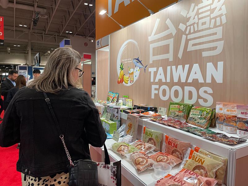 2.歐美盛行有機食物，臺灣館有機專區於本次加拿大食品展中吸睛度高。(貿協提供)