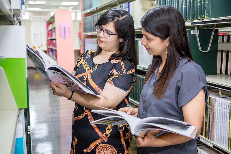 朝陽波錠紀念圖書館的館藏逾57萬冊，電子書亦超過105萬冊，是學子撰寫論文的強大後盾。