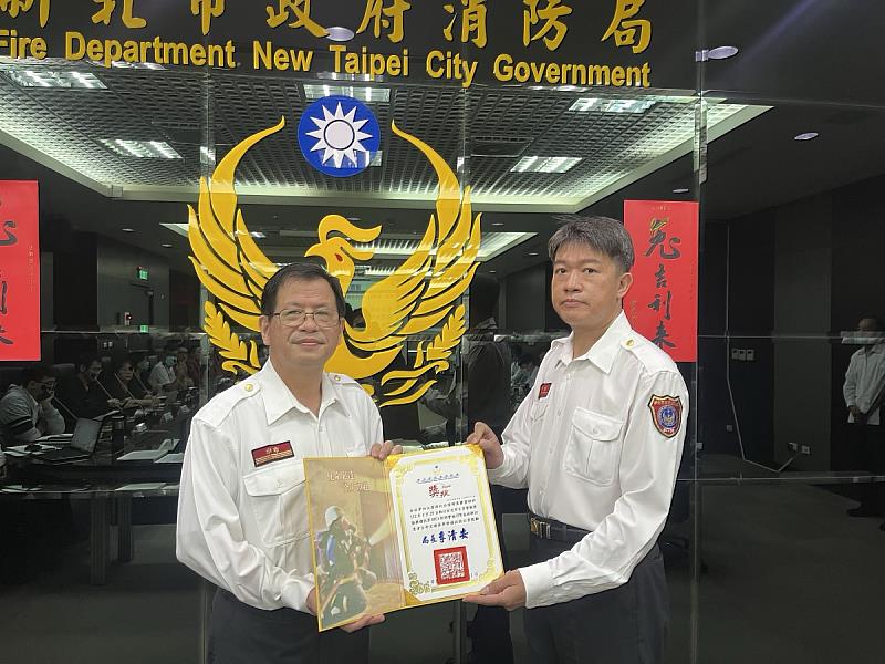 新北市政府消防局為提振工作士氣,並激發同仁榮譽感,特別在5月11日週報會議時,由陳崇岳副局長代表侯友宜市長頒獎表揚有功同仁,肯定消防人員在工作上的表現與專業