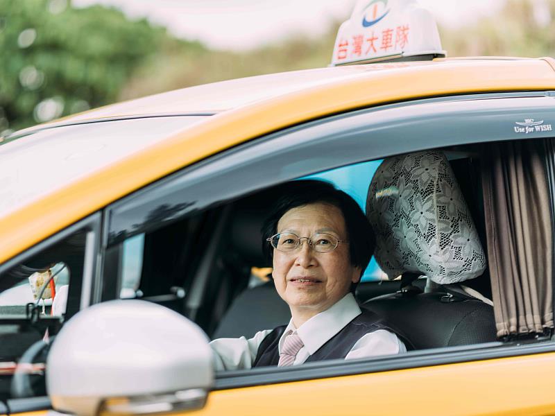 圖一_凃秀蘭在數年前加入台灣計程車駕駛暖心協會，跟著協會到處去關懷有需求的計程車駕駛，幫助有需求的朋友能再站起來，當未來有能力後再回饋社會，一直一直把愛傳承下去。