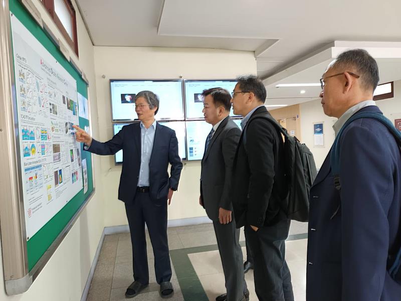 慶熙大學張震教授介紹該校顯示器面板的研究成果