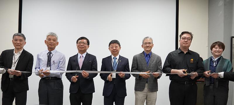 與會貴賓剪綵。中為臺科大校長顏家鈺，左三為文化部次長李連權。