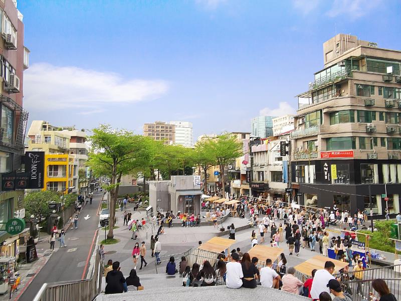 中山區位於台北中心地帶，內有中山南西商圈、松江南京商圈等精華商圈，消費額指標達95以上的村里數最多，為台北市重要的消費核心區域。