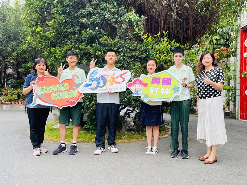 興國高中參加112年度市長盃語文競賽共有4位選手於字音字形項目獲獎，學生興奮地和黃向吟校長（右一）以及指導老師張凱明老師（左一）合影。