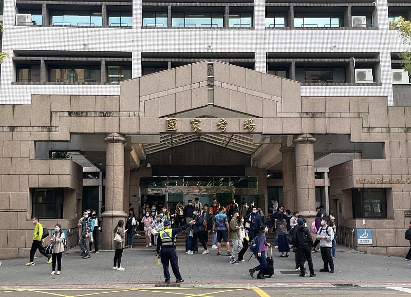 113年起地特五等考試併入初等考試舉行，地特三等四等減少應試科目數。圖／考試院提供。