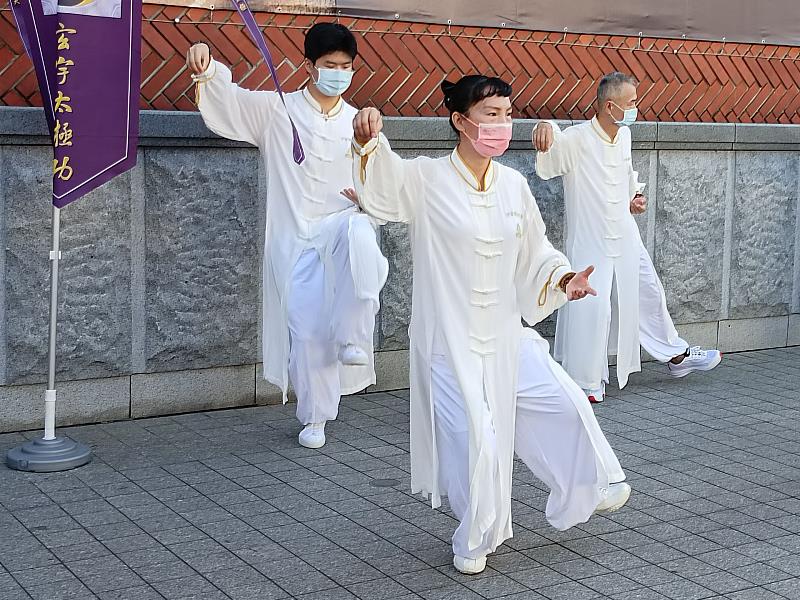 《玄宇太極功》慢、鬆、沉、圓、柔，軟骨利筋的養身功法，使身體健康