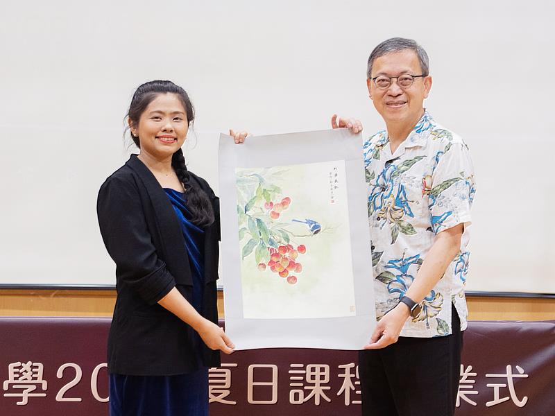 李泳龍校長致贈由本校書畫系同學，以本校代表性的荔枝園為主題進行創作的畫作