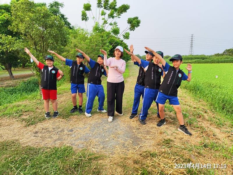 周縣長和屏縣環保局小小稽查員合影