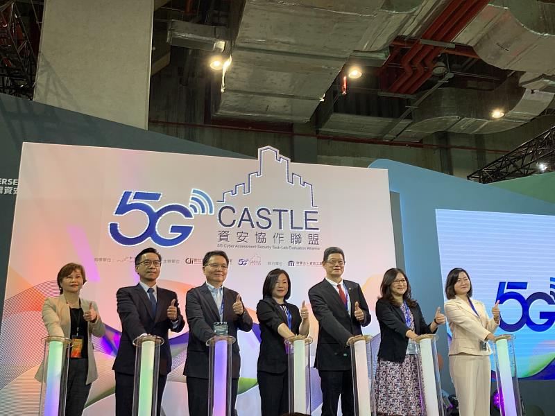 「5G CASTLE 資安協作聯盟」於今（11）日在「CYBERSEC 2023 臺灣資安大會」舉辦聯盟成立大會啟動儀式，遠傳電信與數聯資安不僅為聯盟會員，數聯資安營運長楊淑宏（圖左1）更擔任聯盟3大任務小組中「資安制度」小組的召集人。