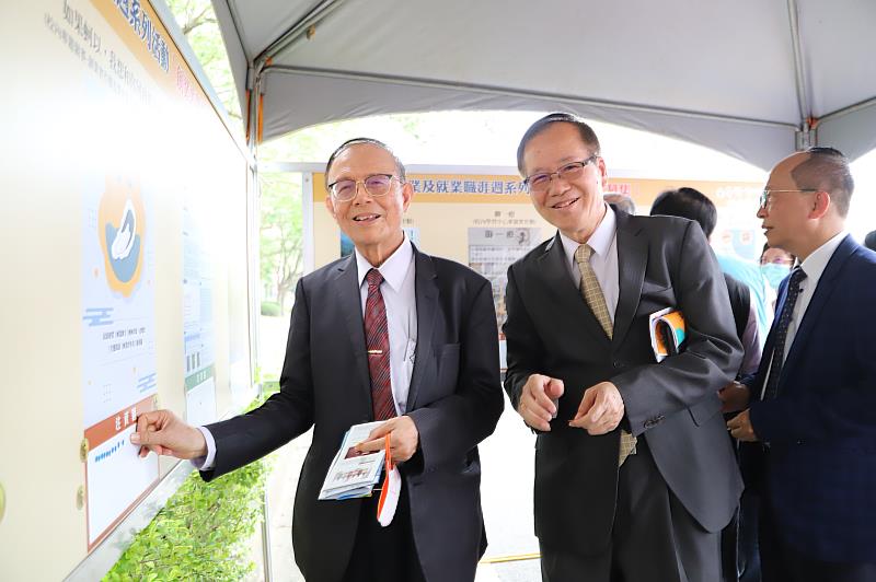 南華大學舉辦校園徵才博覽會，並規劃「創業大募集」注資競賽，林聰明校長(左)與林辰璋副校長(右)參與注資活動。