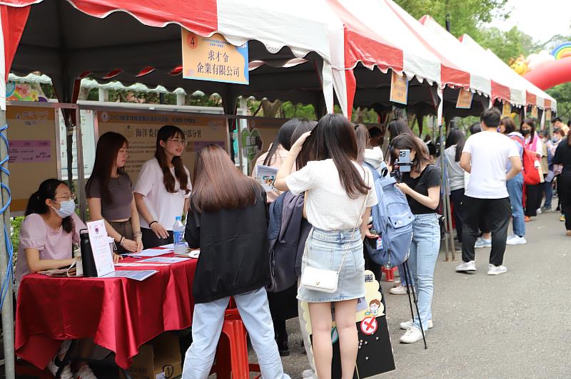南華大學舉辦校園徵才博覽會，吸引許多學生參加，並與企業面談。徵才媒合率達80.69%。