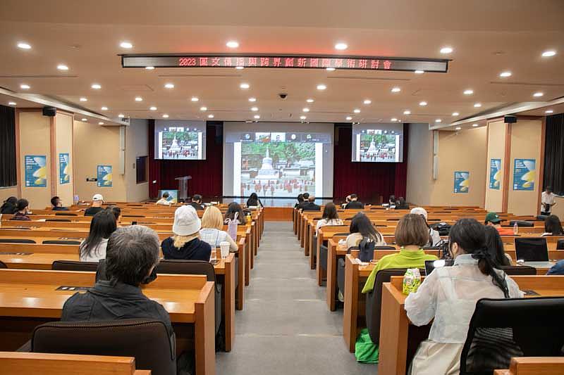 蘇州大學教授張大魯以遠距方式與世新圖傳系師生分享文化與設計。（世新大學提供）