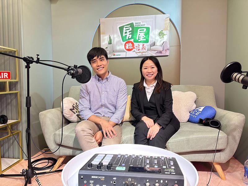 信義房屋自製podcast請來專家大直明水店李熒芝經理（右）傳授購屋族降低房貸壓力的五大攻略。