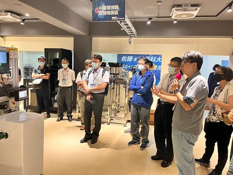 南臺科技大學陳銘哲助理教授介紹「Smart Factory+智慧製造視覺檢測實作工廠」之情形。