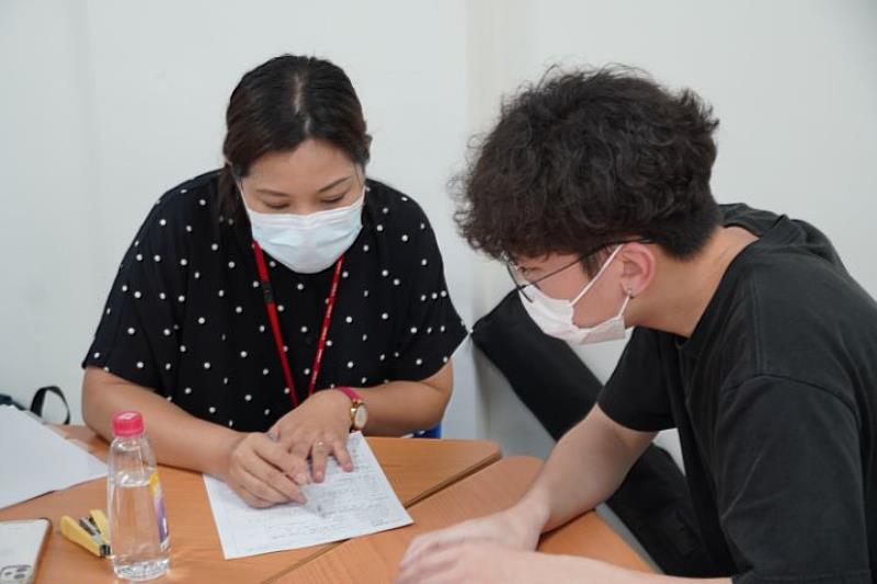 中華大學人社院周上舉行的就業學程就業博覽會，有學生當場就填寫履歷面試。