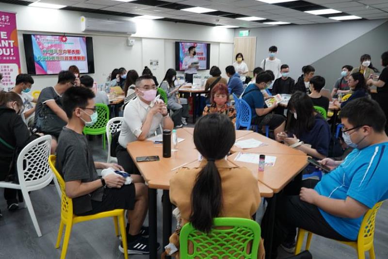 中華大學人文社會學院「數位時代行政業務人才轉型培育學程」上周舉行小型就業博覽會，吸引許多大三、大四學生到場參觀諮詢。
