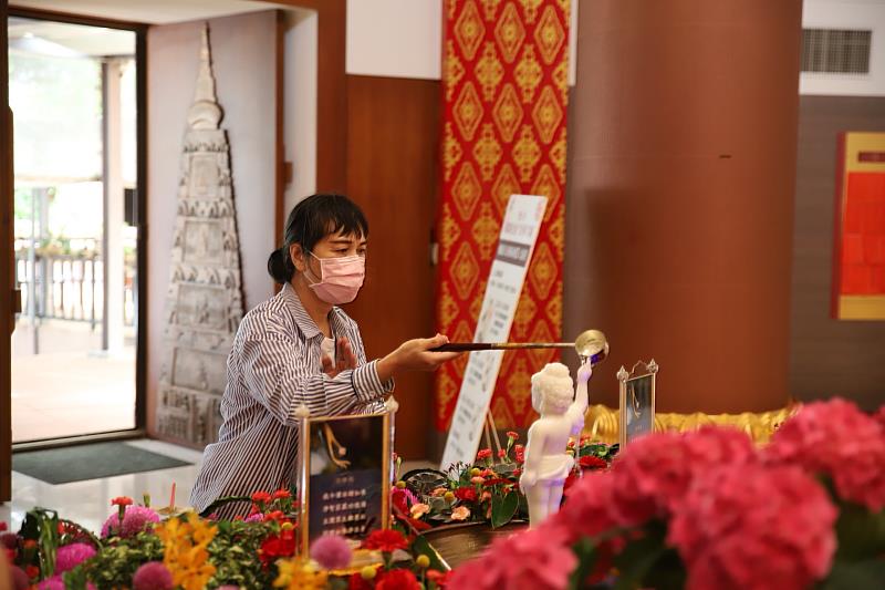 圖5：現場民眾帶著歡喜心，隨著金佛殿的指示浴佛，為佛陀祝壽。（靈鷲山佛教教團提供）
