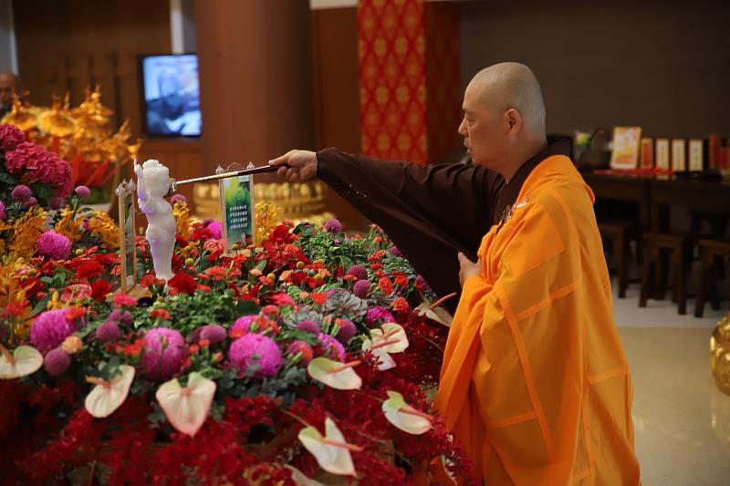 圖3：大眾頌唱〈浴佛偈〉中，以香湯沐浴太子像，也讓心靈獲得清涼潔淨的洗滌。（靈鷲山佛教教團提供）