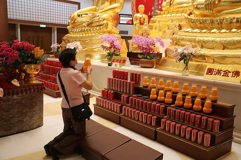 圖4：無論是為了長輩、親友或是自己，手持酥油燈虔誠祈福，望諸佛菩薩庇佑健康平安延壽、智慧如燈長明。（靈鷲山佛教教團提供）