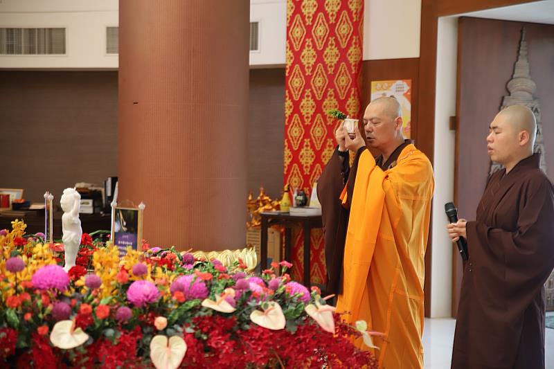 圖2：懇慧法師行灑淨儀式，為今年的浴佛節揭開序幕。（靈鷲山佛教教團提供）