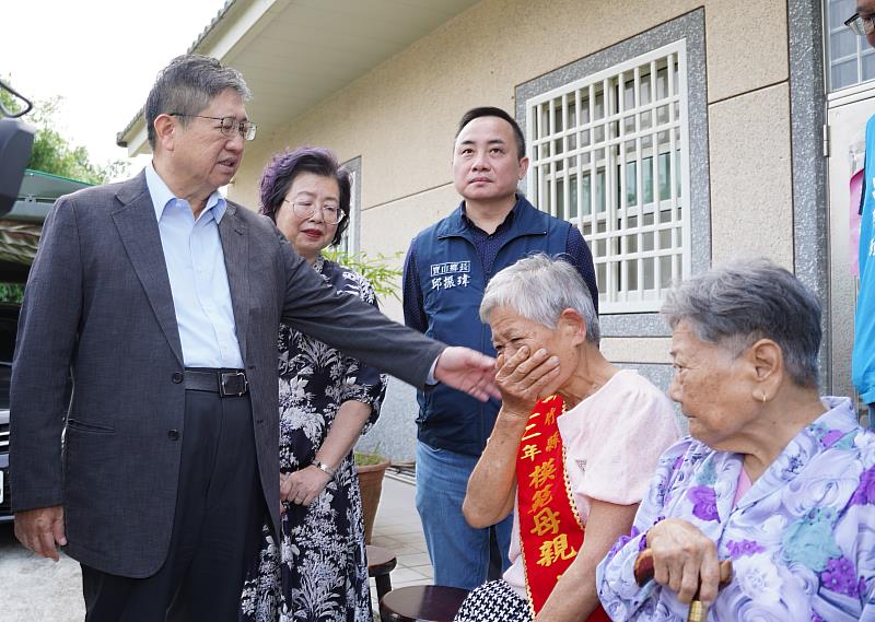 古美梅向楊縣長敘述過往時一度哽咽，說如果她有一天倒下去，女兒怎麼辦。