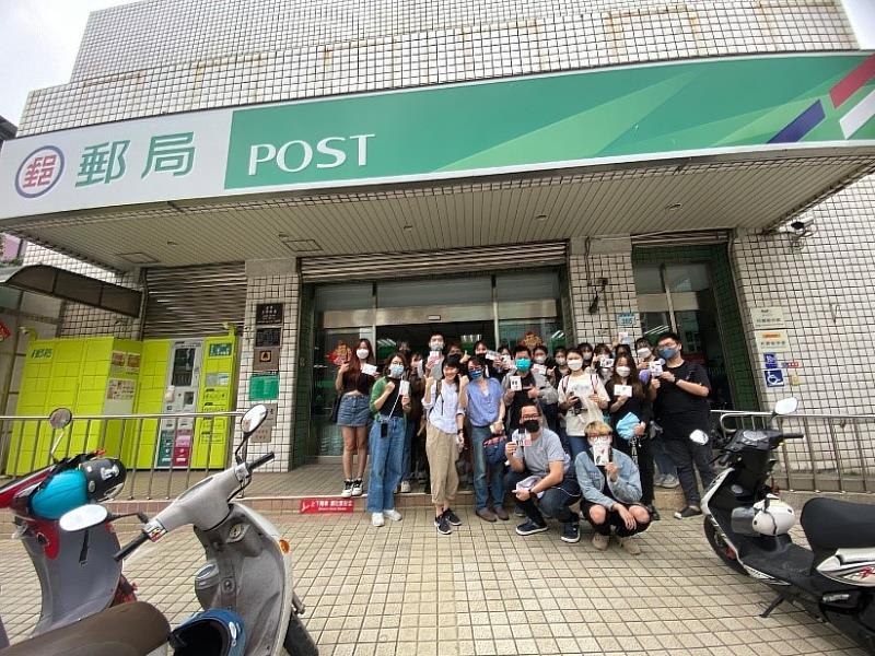 開南華語中心學生至郵局寄送想念心意
