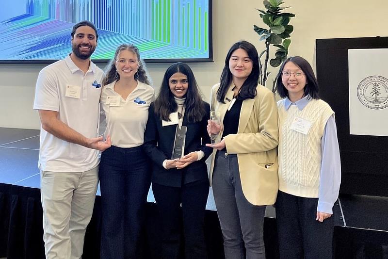 東海大學工設系的大四學生周悅儒(右一)組成的跨校團隊，以「2 Care監測牙周健康工具的新穎設計」，奪下美國史丹福大學舉辦的「第十屆2023年全球長壽設計競賽」第三名，也是台灣首度得獎。