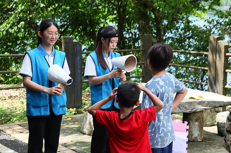 東華大學幼教系學生擔任關主。