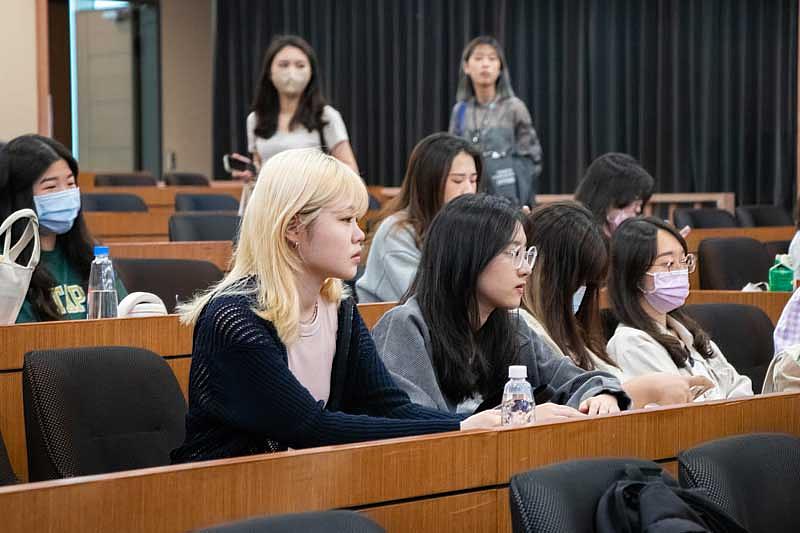 世新大學口傳系學生對社群媒體引發的傳播理論深感興趣。（世新大學提供）
