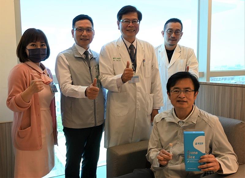台南市醫師公會理事長陳相國（前排右）進行「基因寶」採檢