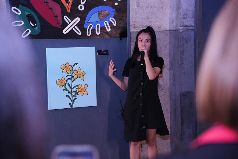 畢業生楊安琪同學向與會貴賓作品導覽。