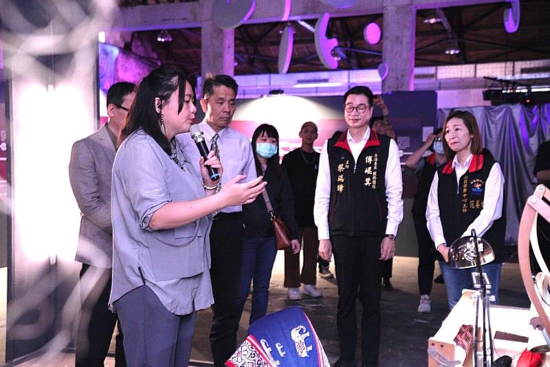 畢業生林念潔同學向與會貴賓作品導覽。