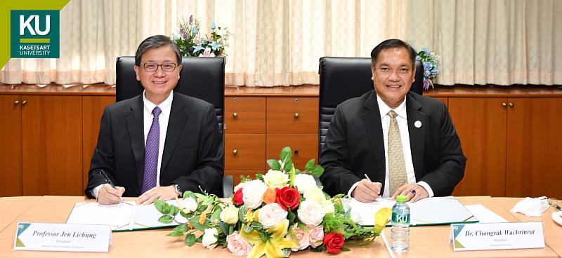 國立臺北商業大學任立中校長(左)、泰國農業大學校長 Chongrak Wachrinrat (右)代表簽訂姊妹校簽署合作備忘錄。(圖/泰國農業大學提供)