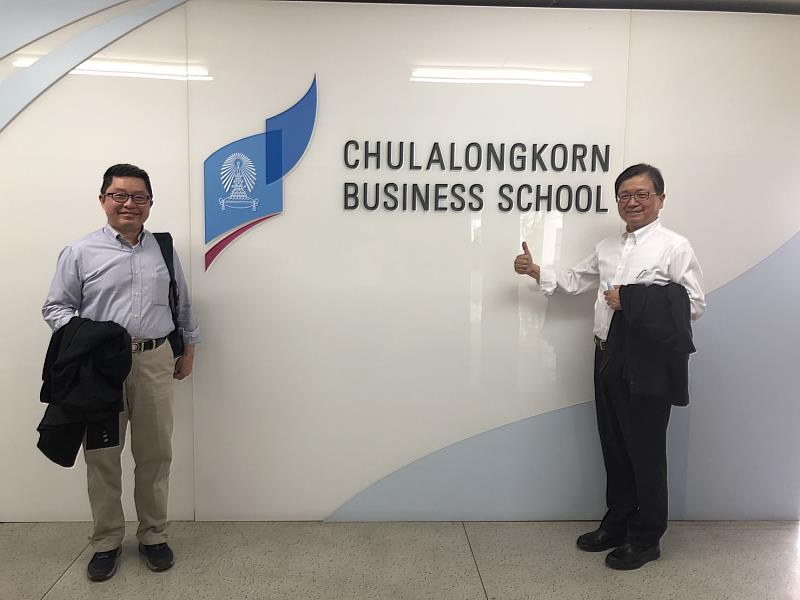 國立臺北商業大學任立中校長(右)、黃焜煌副校長(左)參訪朱拉隆功大學。