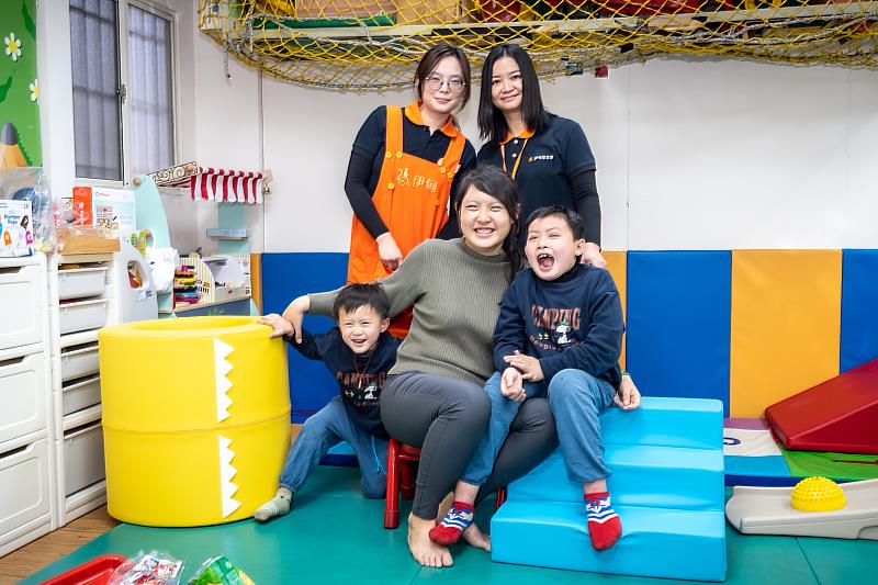 伊甸早期療育專業團隊，就像是慢飛天使家庭的特攻隊，陪伴孩子突破成長關卡、減輕家長的照顧壓力。