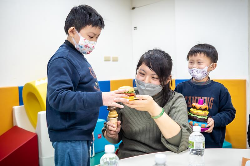 最棒的母親節禮物！趕上成長進度 慢飛天使安安(左)從早療畢業